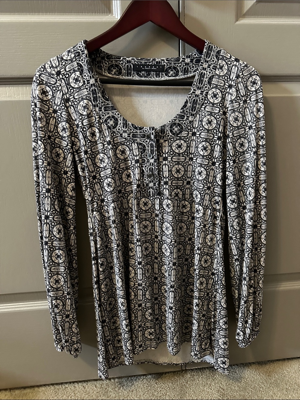 Laundry By Shelli Segal Black and White Geometric Scoop Neck Top